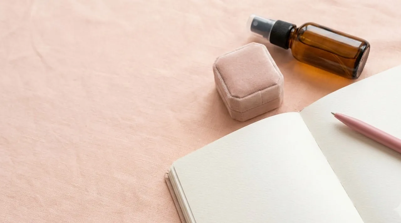 Wedding planner, ring box and amber spray bottle — when to get a spray tan before your wedding